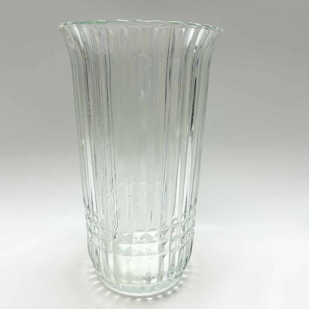 🌸💎🌺💐FTDA - Vintage (1986) Crystal Glass Ribbed Flower Vase.